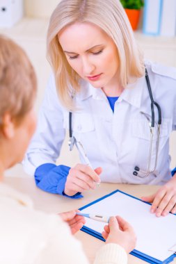 Hoş hemşire hastasını ile konuşma