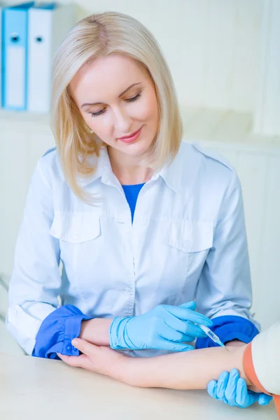 Enfermeira profissional que faz injeção — Fotografia de Stock