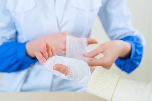 Professionelle Krankenschwester kümmert sich um einen Patienten — Stockfoto