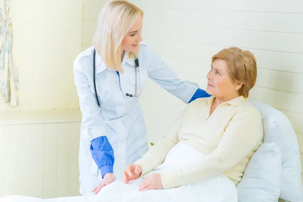 Professional nurse taking care of a patient — Stock Photo, Image
