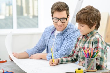 Neşeli baba ve kızı projesi yapmak