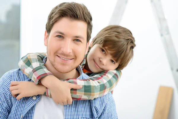 Glücklicher Vater und Sohn beim Renovieren — Stockfoto