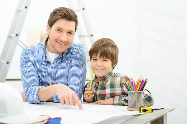 Alegre padre e hija haciendo proyecto — Foto de Stock