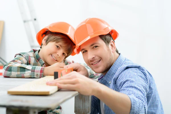 Vader en zoon maken renovatie — Stockfoto
