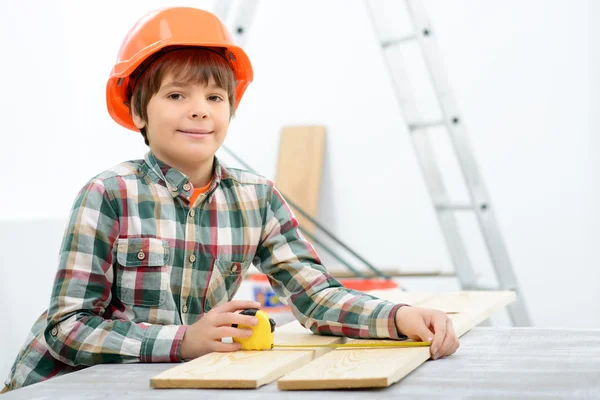 Positiva pojke anläggning måttband — Stockfoto