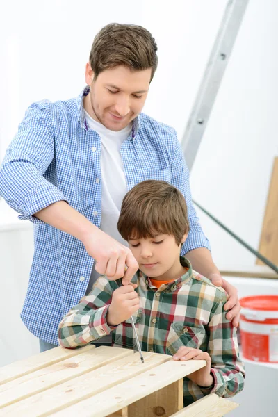 Kleiner Junge mit Schraubenzieher — Stockfoto