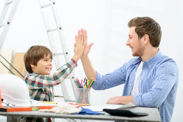 Vivaz padre e hijo haciendo renovación —  Fotos de Stock