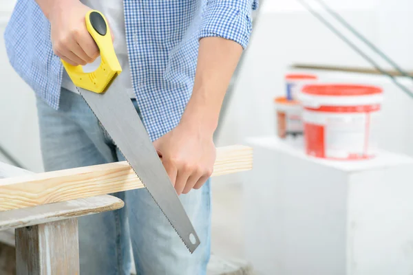 Yenileme yapan hoş erkek