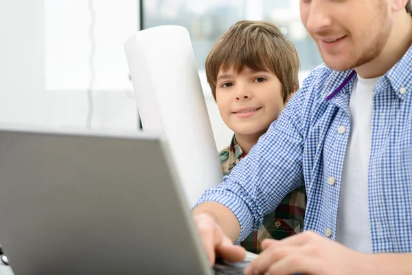 Neşeli baba ve oğul yenileme yapma