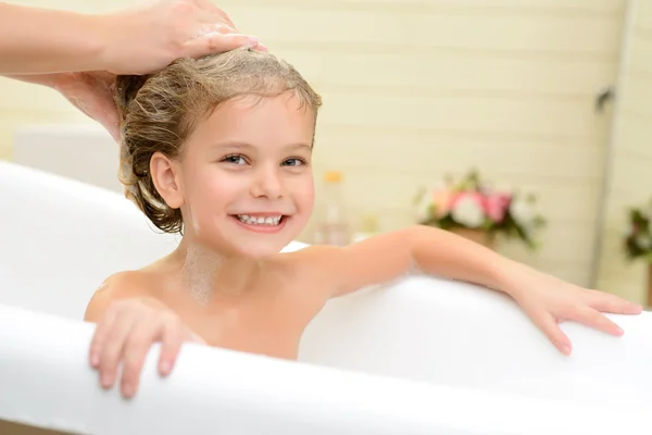 Aranyos kislány haját mosás — Stock Fotó