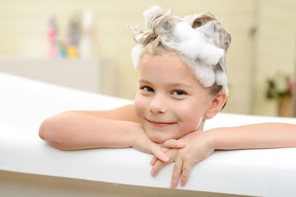 可爱的小女孩洗她的头发 — 图库照片