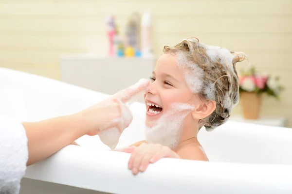 Carino bambina lavarsi i capelli — Foto Stock