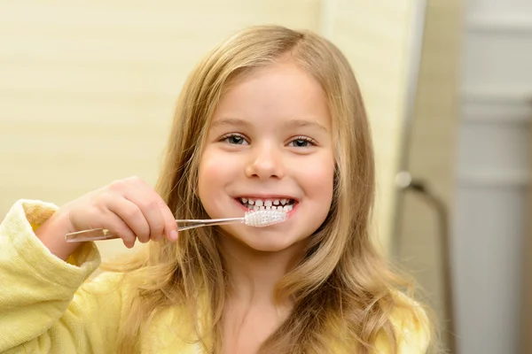 Little girl taking care of herself — Stock Photo, Image