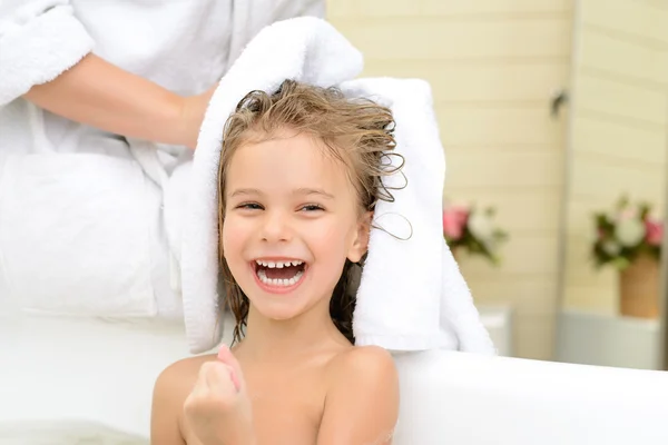 Mère et fille prenant leur bain — Photo