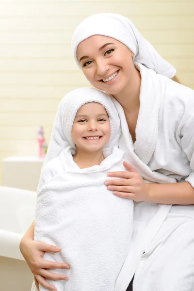 Mother and daughter in the bath room — Stock Photo, Image