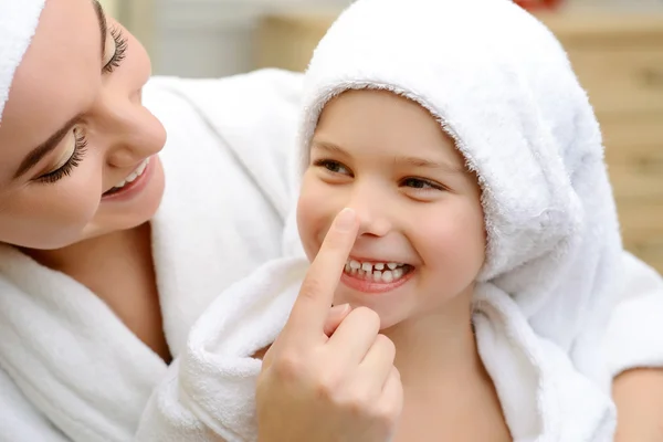 Mother and daughter in the bath room — Stock Photo, Image