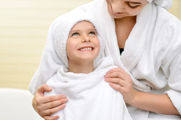 Mother and daughter in the bath room — Stock Photo, Image