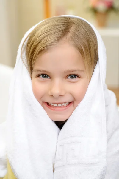 Niña cuidando de sí misma —  Fotos de Stock