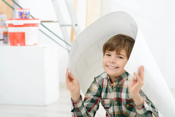 Kleiner Junge beim Renovieren — Stockfoto