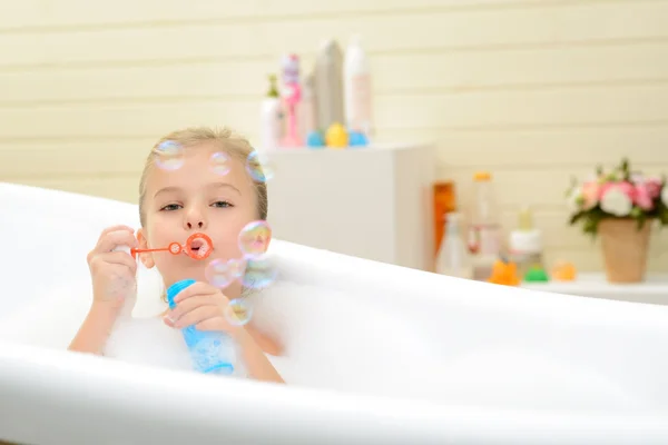 Trevlig liten flicka leker i badet rör — Stockfoto