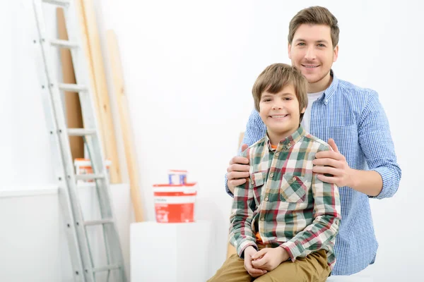 Feliz padre e hijo haciendo renovación — Foto de Stock