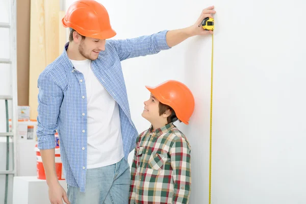 Feliz padre e hijo haciendo renovación —  Fotos de Stock