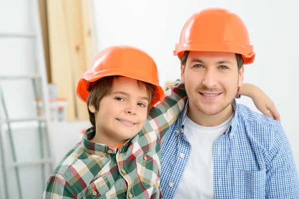 Šťastný otec a syn dělá renovace — Stock fotografie