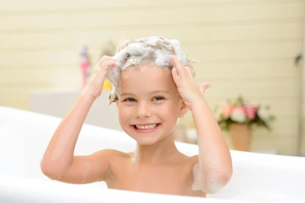 Menina bonito lavar o cabelo — Fotografia de Stock