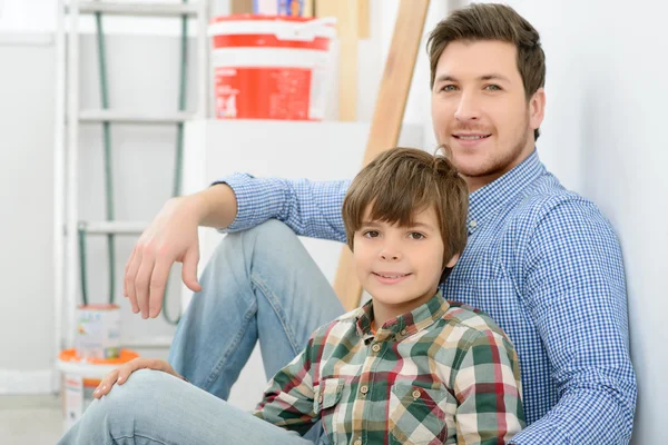 Père et fils faisant des rénovations à la maison — Photo