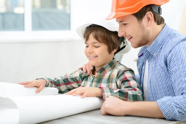 Alegre padre e hijo haciendo renovación —  Fotos de Stock