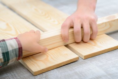 Neşeli baba ve oğul yenileme yapma