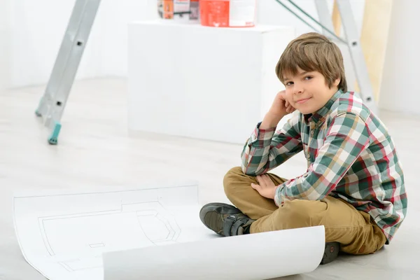 Kleiner Junge beim Renovieren — Stockfoto