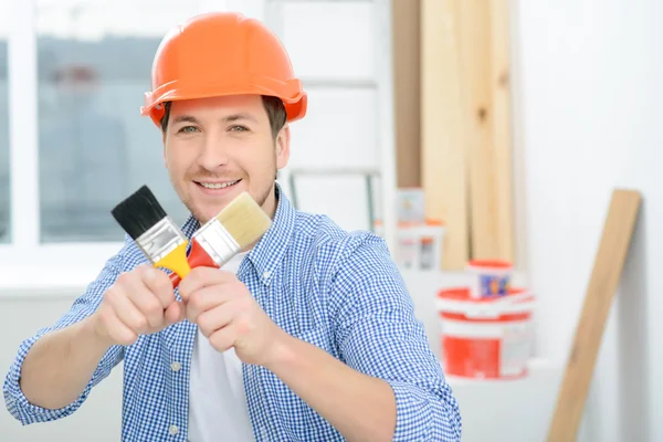 Hombre positivo sosteniendo cepillo —  Fotos de Stock