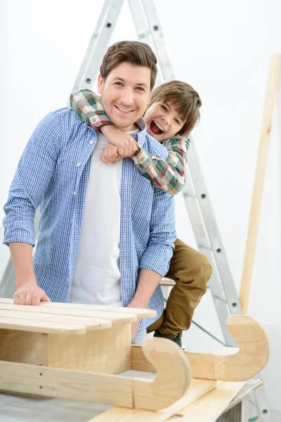 Ayah dan anak yang bahagia melakukan renovasi — Stok Foto
