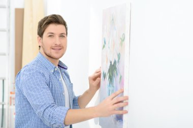 Hoş adam resmi asılı.