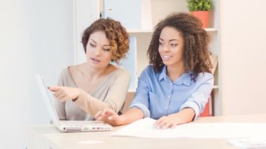 Ofiste iki iş arkadaşı çalışıyor..