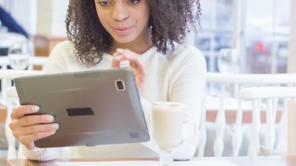 Jeune femme utilisant une tablette numérique . — Video