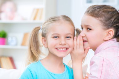 küçük kızlar evde oynamak