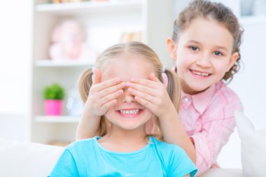 küçük kızlar evde oynamak