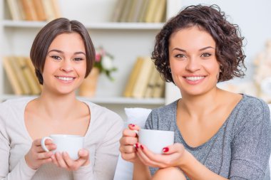 İki genç bayan çay zaman yaşıyorsanız.