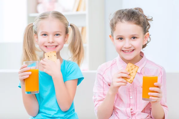 Happy sisters having fun together — Stock Photo, Image