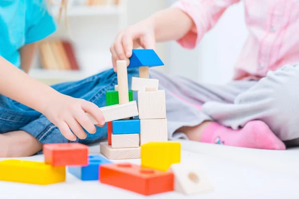 Hübsche Schwestern haben Spaß zu Hause — Stockfoto