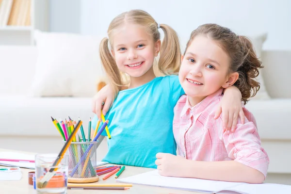 Hübsche kleine Schwestern malen — Stockfoto