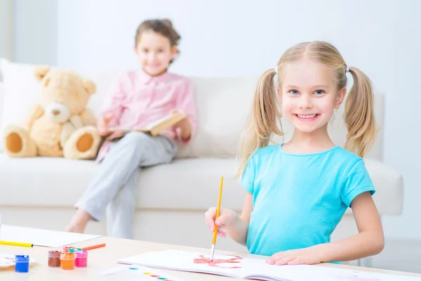 Pretty little sisters painting — Φωτογραφία Αρχείου