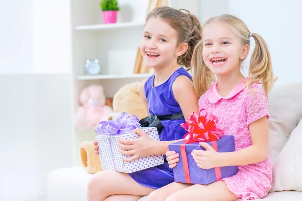 Angenehme Schwester feiert zu Hause — Stockfoto