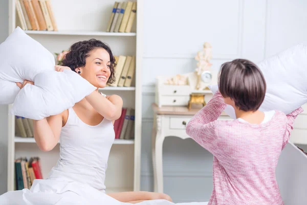 Two sisters are having a pillow fight. — Stock Photo, Image