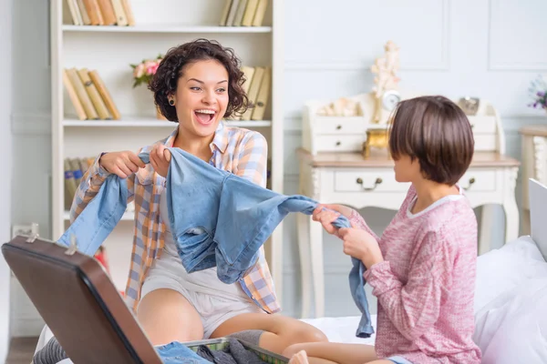 Dos hermanas se divierten mientras empacan . —  Fotos de Stock