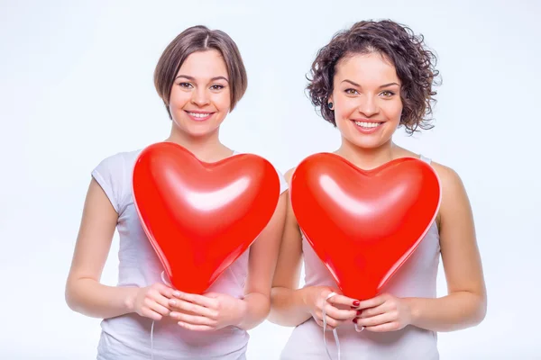 Duas irmãs encantadoras posando com balões . — Fotografia de Stock