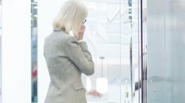 Başka bir yere giderken kadın yönetici.