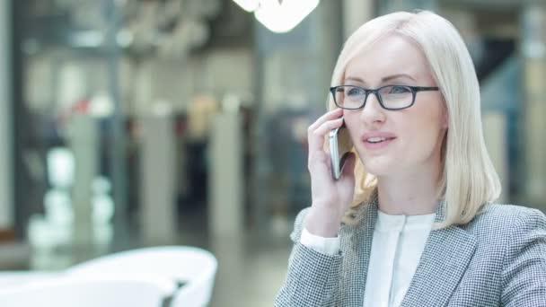 Agradable mujer de negocios teniendo una charla telefónica . — Vídeos de Stock